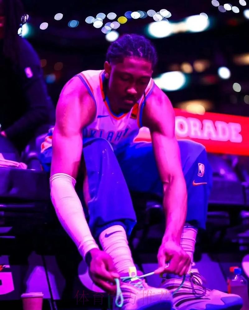 亚历山大快速推反击 助杰伦威上篮得分 亚历山大快速推反击 助杰伦威上篮得分